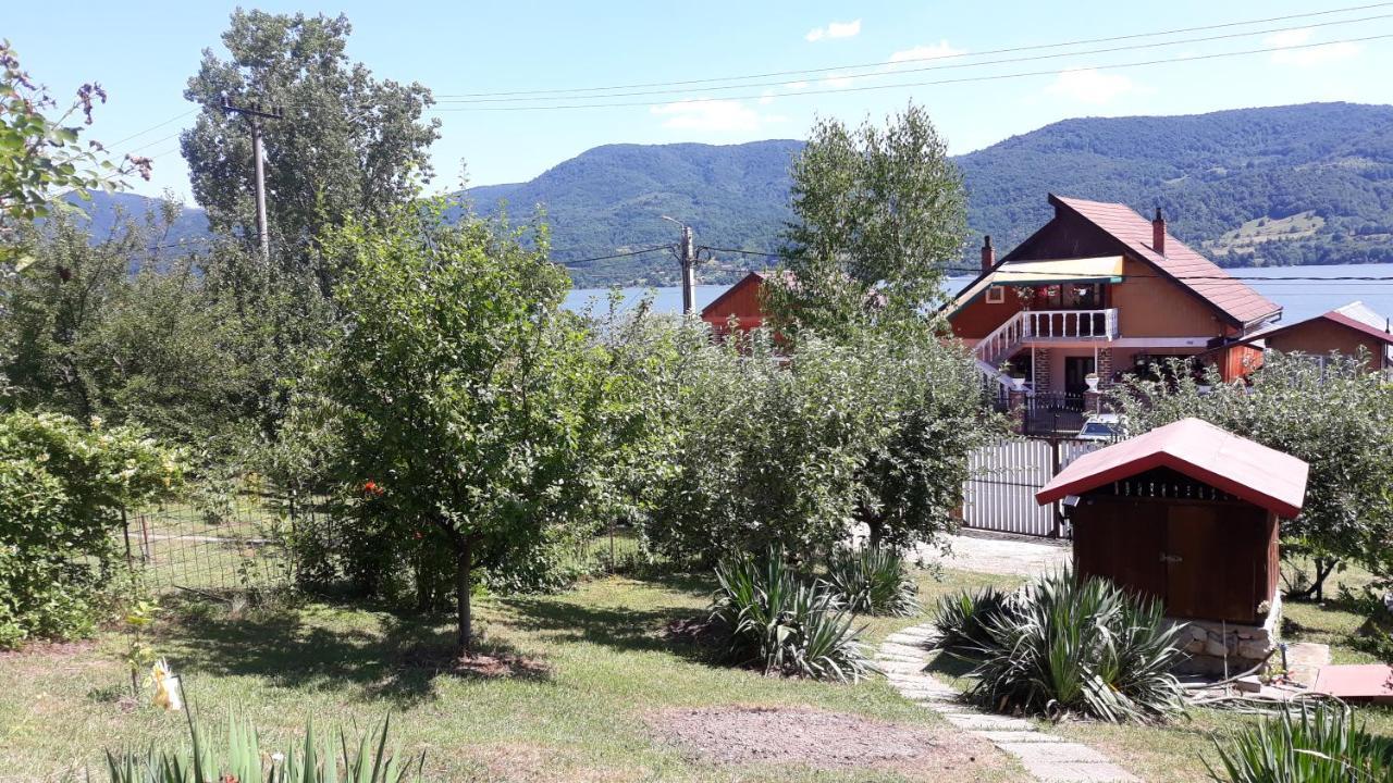Casa Melania Eselnita Exterior foto